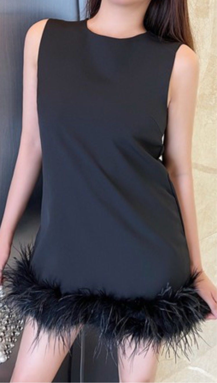 VESTIDO NEGRO PLUMAS DOBLADO